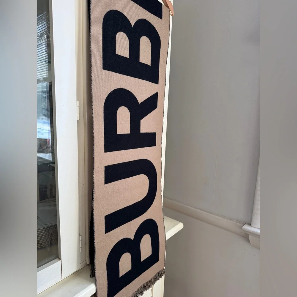 【Burberry】Wool Logo Scarf - Picture 7 of 11